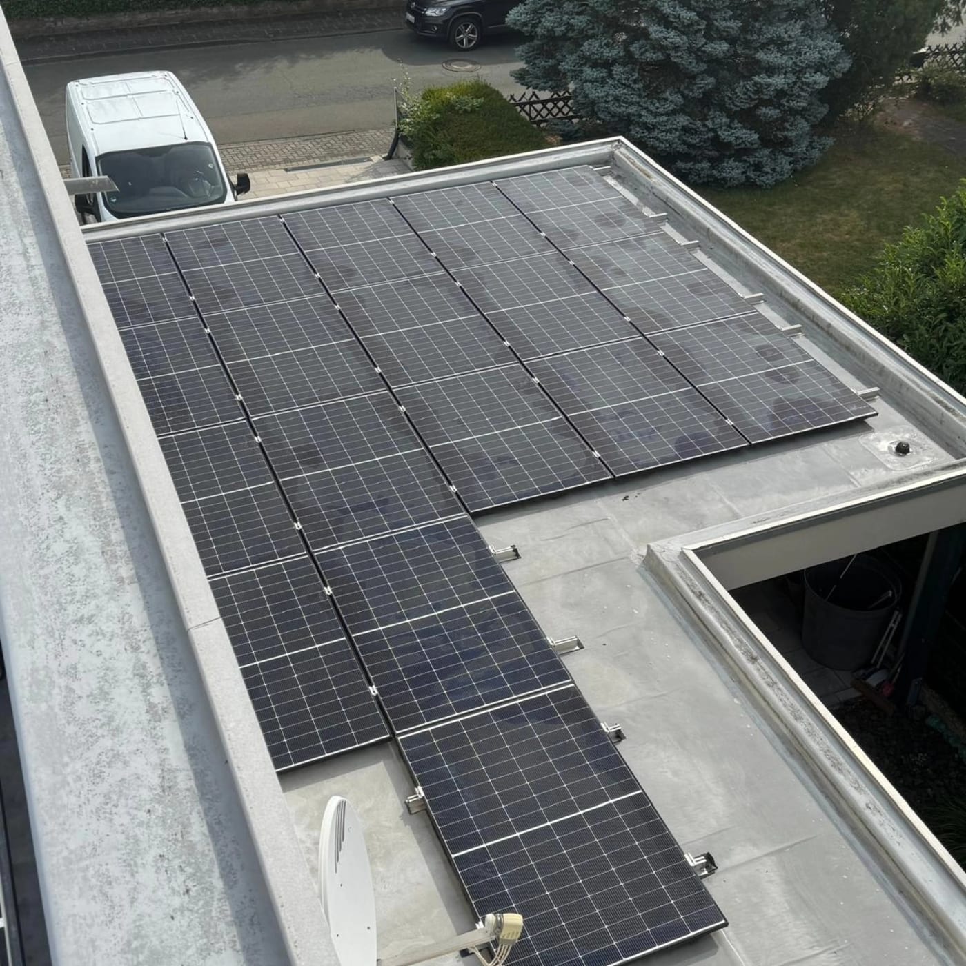 Großflächige Photovoltaikanlage auf einem Flachdach