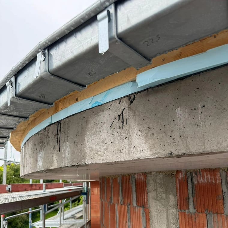 Untersicht einer Kastendachrinne an einem gerundeten Gebäude