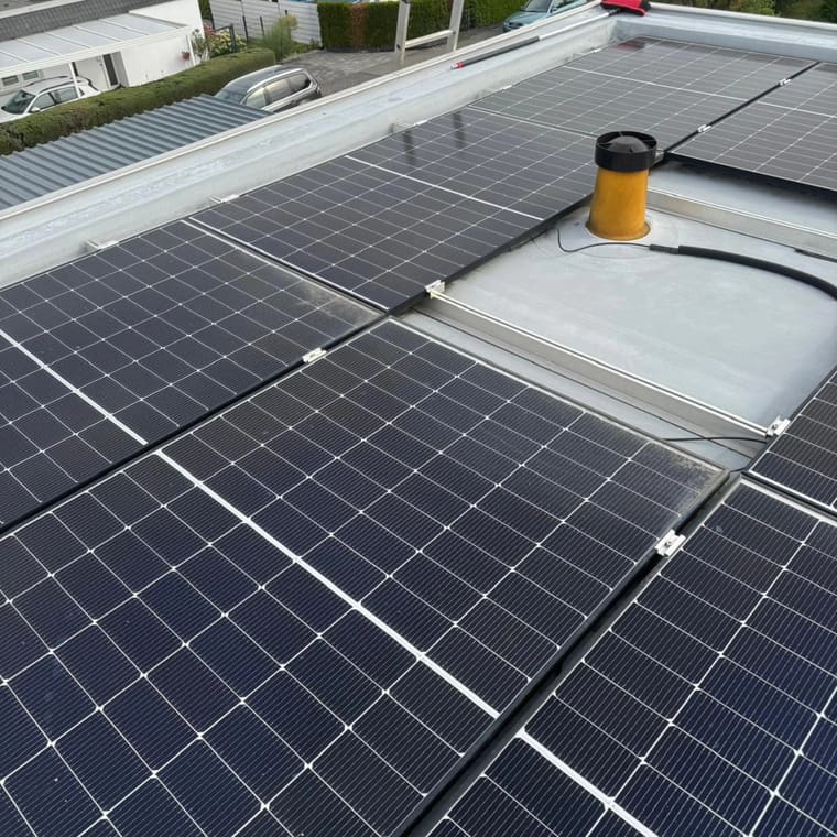 Detailaufnahme aufgeständerter Photovoltaikmodule auf dem Flachdach