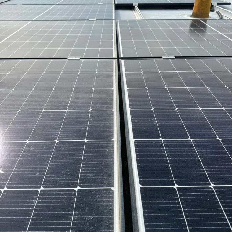 Modulreihen einer Flachdach-Photovoltaikanlage aus der Nähe