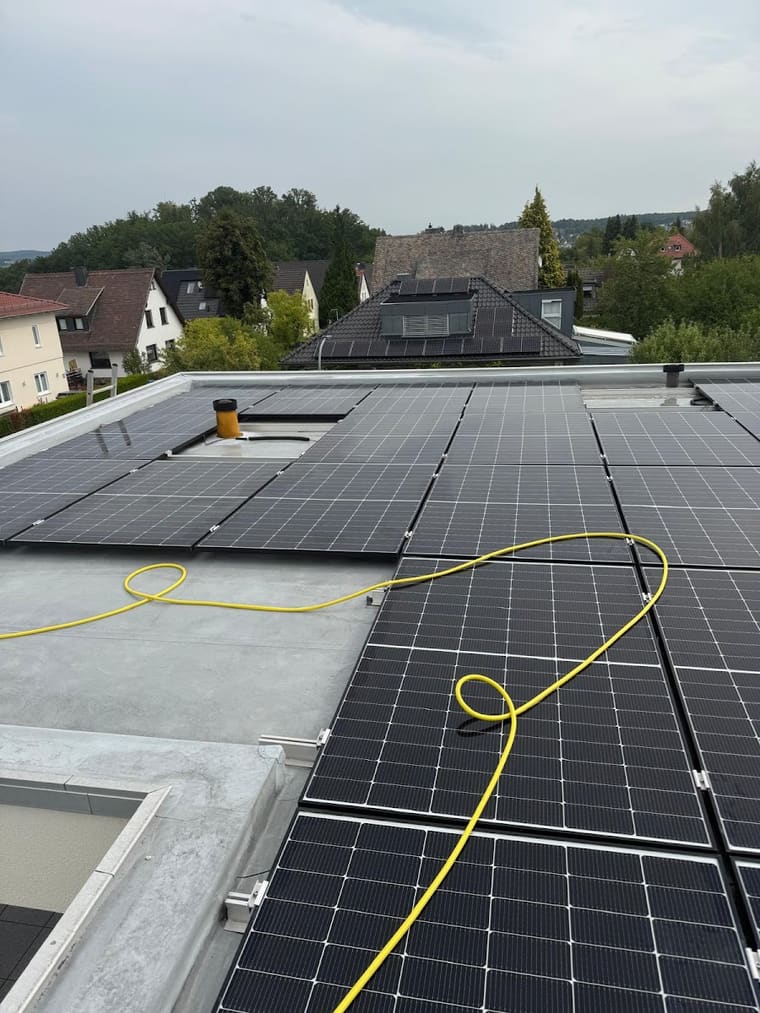 Aufgeständerte Photovoltaikmodule auf einer abgedichteten Flachdachfläche