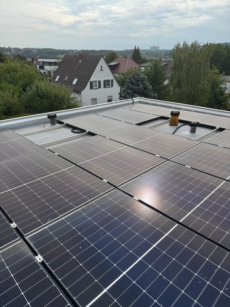 Photovoltaikfläche auf dem Flachdach mit Attika und Entlüftern