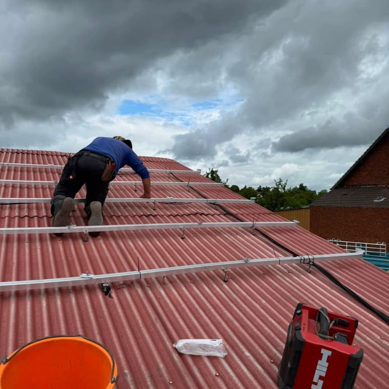 Montage der Photovoltaik-Unterkonstruktion auf einem Trapezblechdach