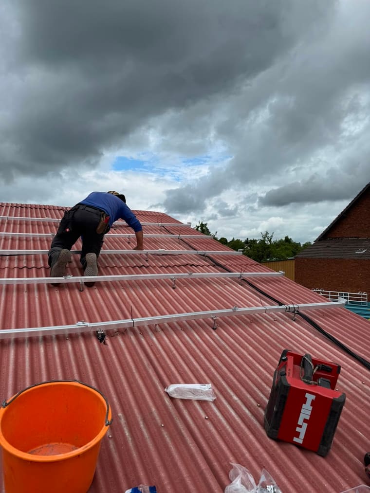 Arbeiten an der Photovoltaik-Unterkonstruktion auf dem Trapezblechdach