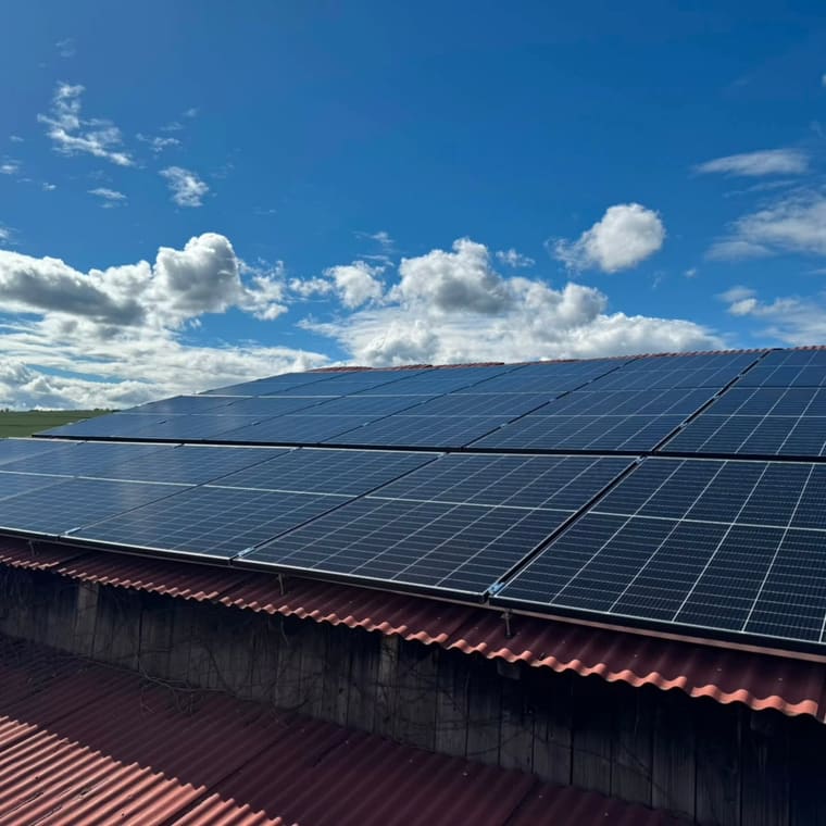 Photovoltaikanlage auf einem roten Trapezblechdach
