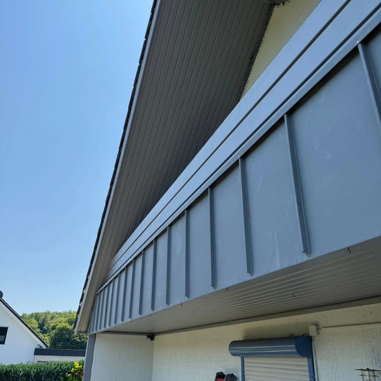 Detail der Stehfalzverkleidung an Giebel und Ortgang